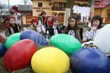 Schimbare de stil: Udrea vrea să lanseze la București o modă cu ii și traiste din Bucovina