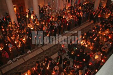 Credincioșii catolici au luat „Lumina lui Cristos”