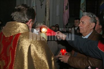 Credincioșii catolici au luat „Lumina lui Cristos”