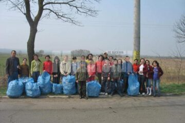 Elevi de la Școala „Petru Mușat” Siret au participat la o amplă acțiune de ecologizare a orașului