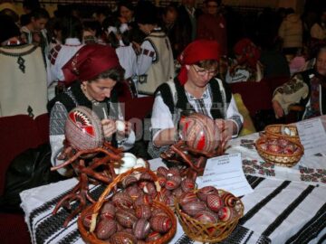 Participante în concursul de încondeiat ouă