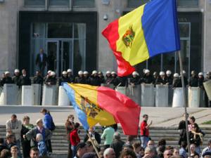 Manifestanții s-au reunit într-o atmosferă de calm în fața sediului Guvernului, sub privirile a numeroși polițiști Foto: Mediafax