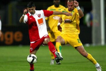 Ionel Danciulescu (S), de la Dinamo București, se luptă pentru balon cu Milos Pavlovic (D), de la FC Vaslui Foto: MEDIAFAX