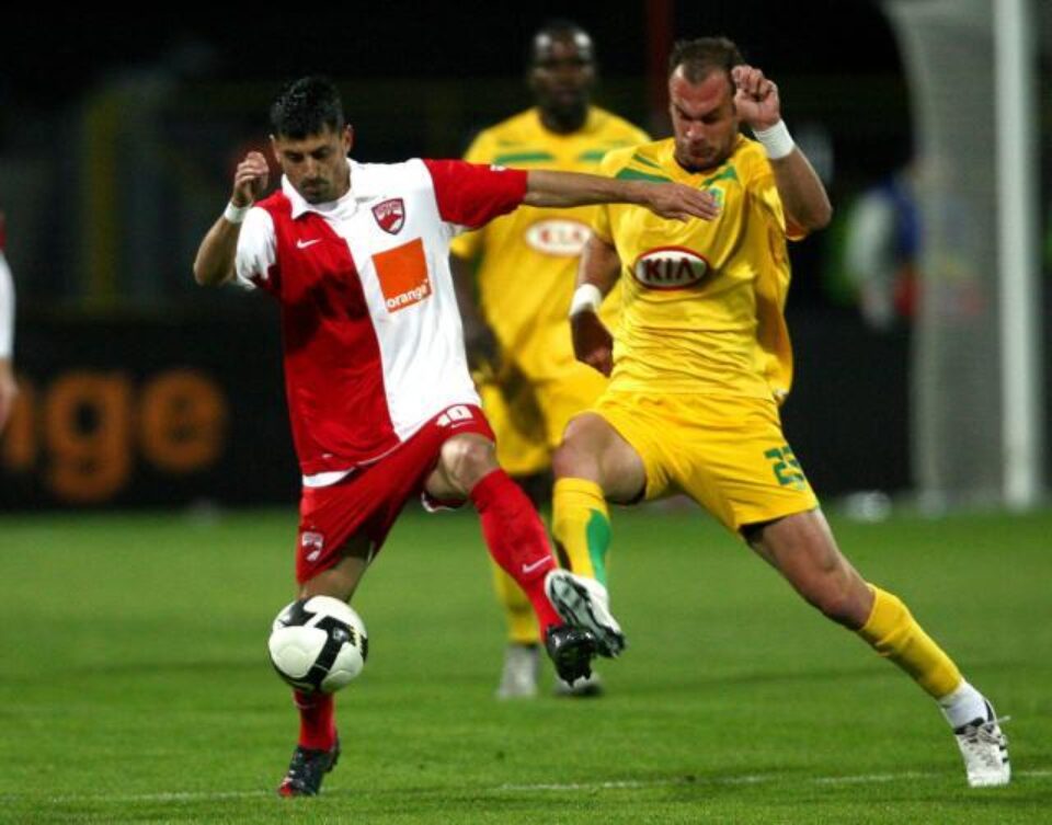 Ionel Danciulescu (S), de la Dinamo București, se luptă pentru balon cu Milos Pavlovic (D), de la FC Vaslui Foto: MEDIAFAX