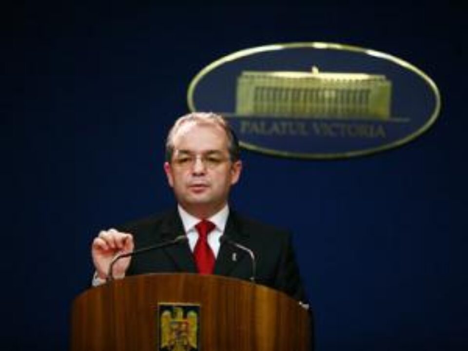 Emil Boc spune că ordonanța de limitare a sporurilor salariale corespunde concluziilor rezultate din discuțiile cu partenerii sociali. Foto: MEDIAFAX