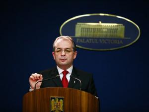Emil Boc spune că ordonanța de limitare a sporurilor salariale corespunde concluziilor rezultate din discuțiile cu partenerii sociali. Foto: MEDIAFAX