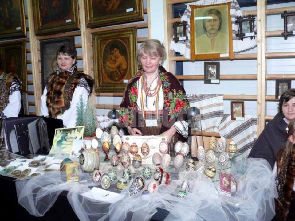 Lucia Condrea și colecția personală de ouă încondeiate