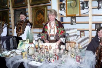 Lucia Condrea și colecția personală de ouă încondeiate