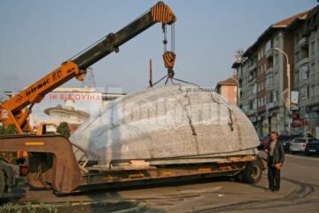 Oul uriaș a fost adus ieri în municipiul Suceava