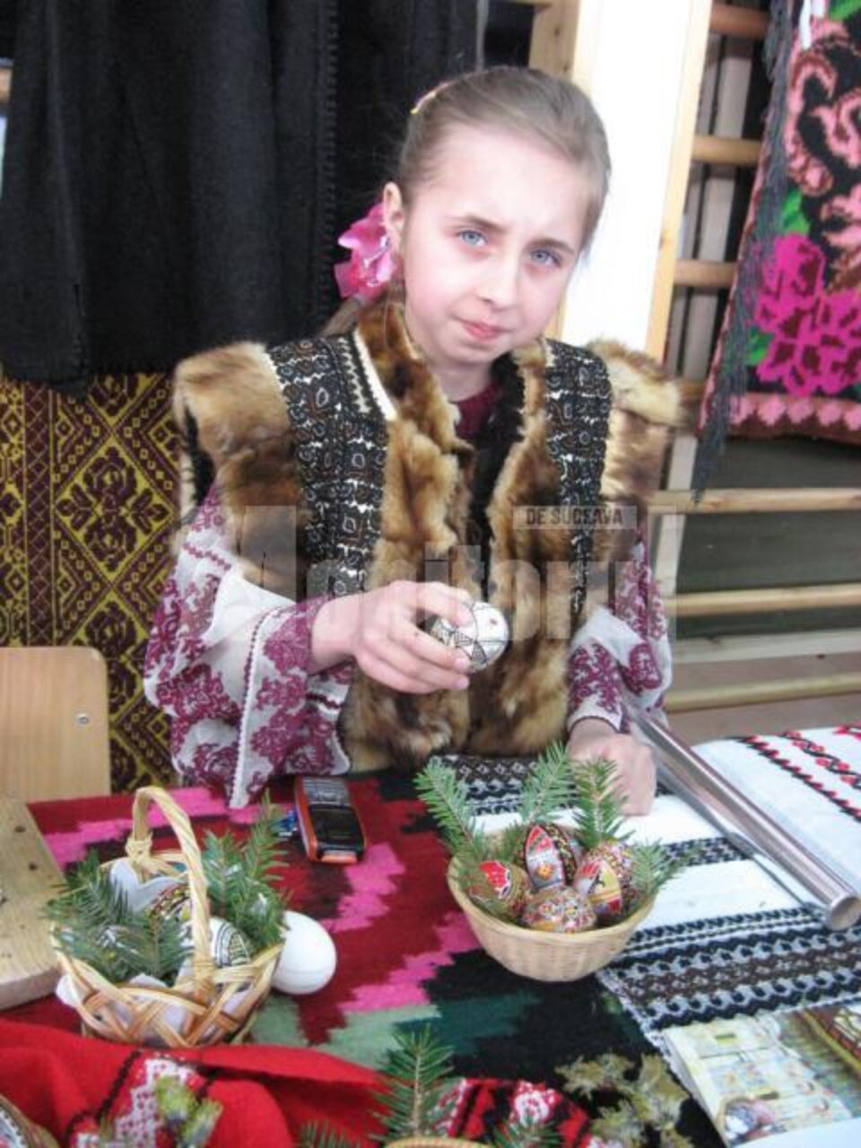 La Moldovița au impresionat micile încondeietoare, eleve din clasele primare