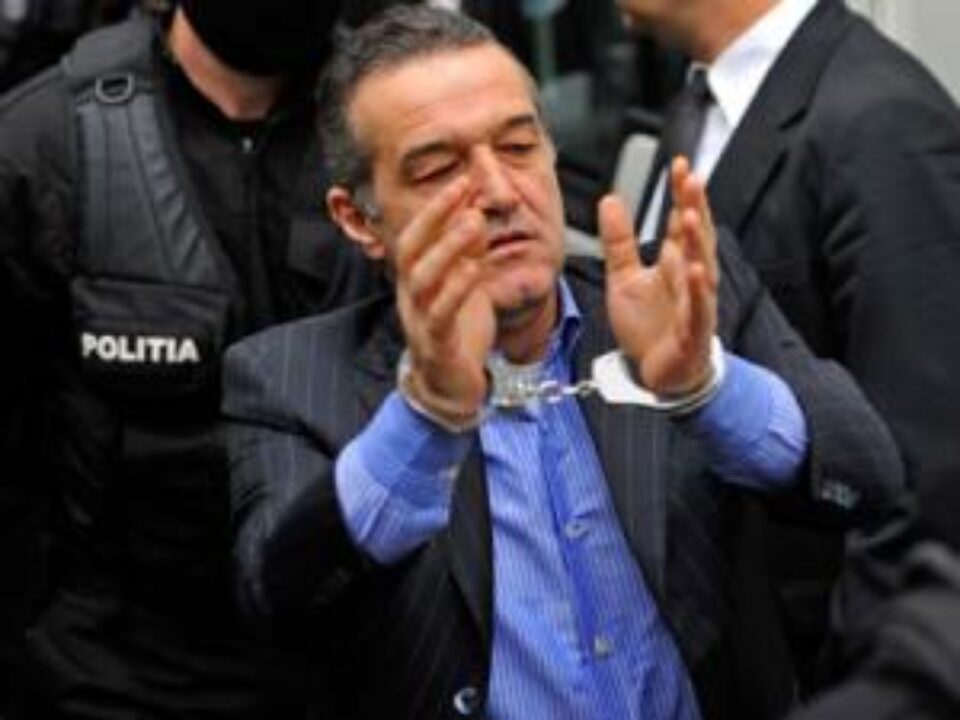 Becali a fost adus la instanță cu cătușe la mâini. Foto: MEDIAFAX