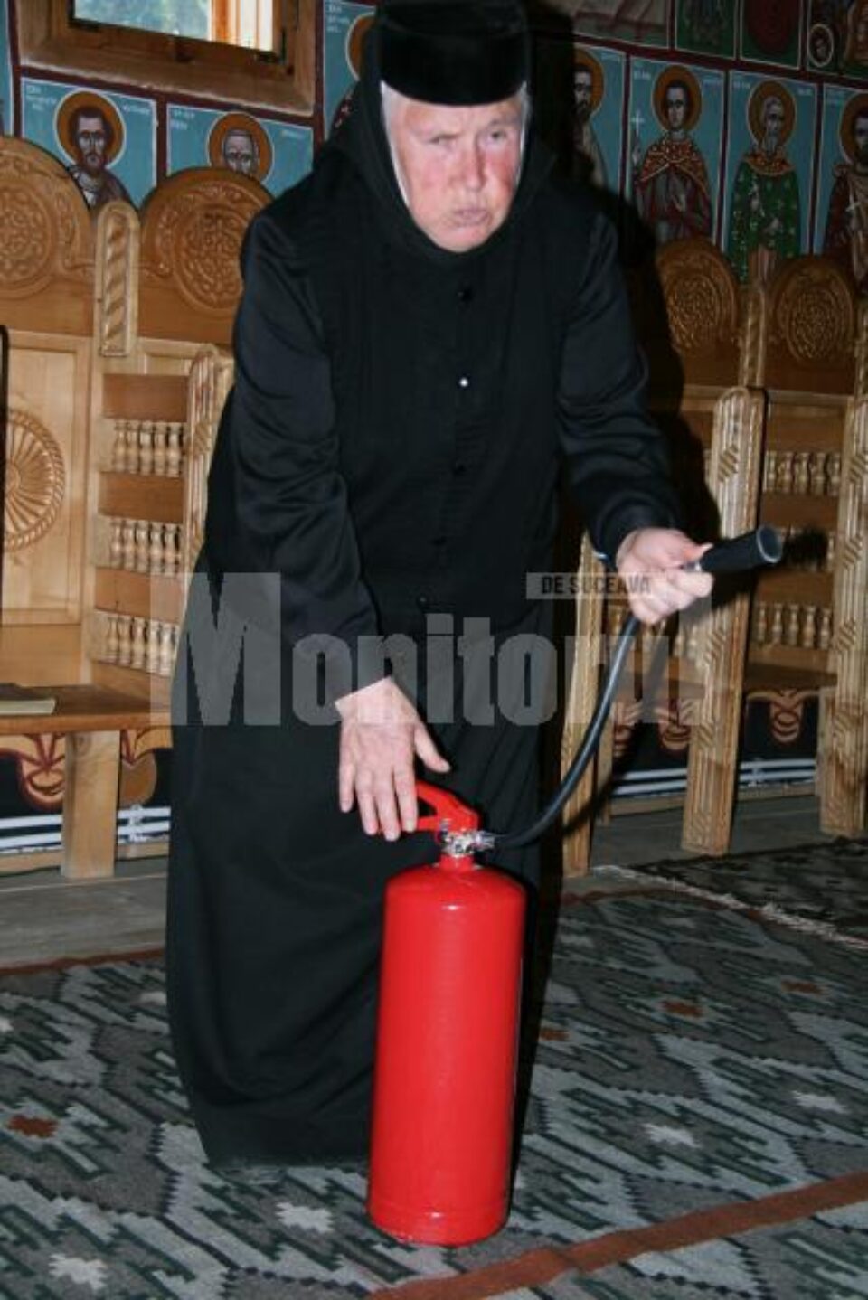 Maica stareță a demonstrat că are cunoștințe de utilizare a stingătorului de incendii