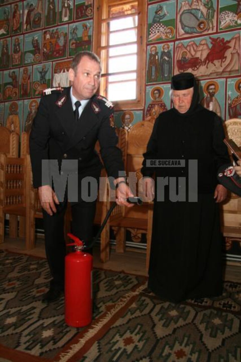 Maica stareță a demonstrat că are cunoștințe de utilizare a stingătorului de incendii