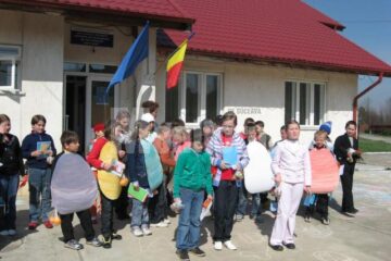 Actiune Elevi d ela Moara in vizita la copiii institutionaliza de la Colt Alb