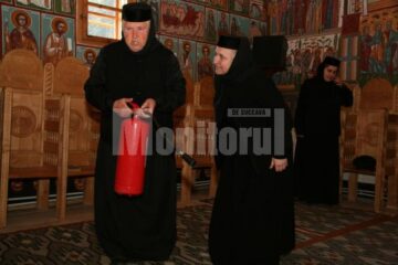 Maica stareță a demonstrat că are cunoștințe de utilizare a stingătorului de incendii