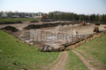 Lucrările la terenul artificial de la Liceul cu Program Sportiv sunt în plină desfășurare