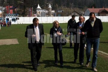 Gabriela Szabo, în vizită pe stadionul din Vatra Dornei. Foto: Doru Bighiu