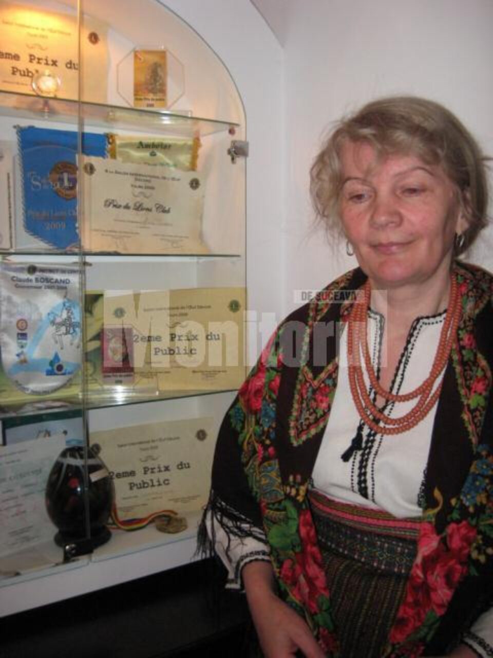 Lucia Condrea, lângă o parte din diplomele și trofeele obținute