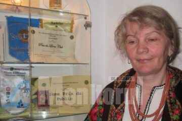 Lucia Condrea, lângă o parte din diplomele și trofeele obținute