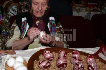 Rusu Elvira, câștigătoarea Marelui Premiu la Festivalul Național al Ouălor Încondeiate de la Ciocănești