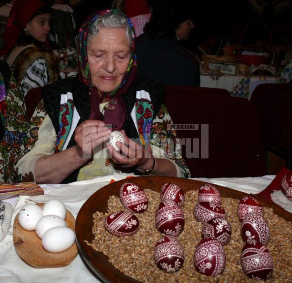 Rusu Elvira, câștigătoarea Marelui Premiu la Festivalul Național al Ouălor Încondeiate de la Ciocănești Rusu Elvira, câștigătoarea Marelui Premiu la Festivalul Național al Ouălor Încondeiate de la Ciocănești