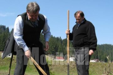 Marius Ursaciuc și Gheorghe Flutur, la „Plantează copacul tău în Bucovina”