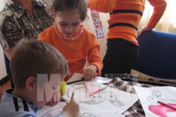 Copiii cu dizabilități se pregătesc de Paști