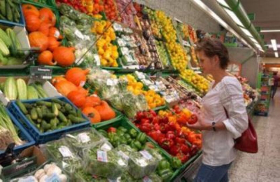 Produsele pentru care prețul este cel mai important în cazul consumatorilor români sunt fructele și legumele. Foto: ALAMY