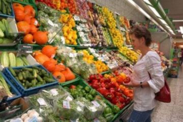 Produsele pentru care prețul este cel mai important în cazul consumatorilor români sunt fructele și legumele. Foto: ALAMY