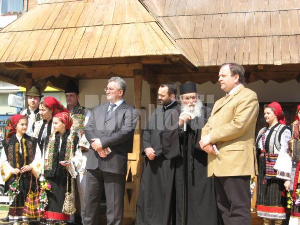 Ion Lungu, Gheorghe Flutur și arhiepiscopul Sucevei și Rădăuților, ÎPS Pimen, la începerea operațiunilor de ornare a oului
