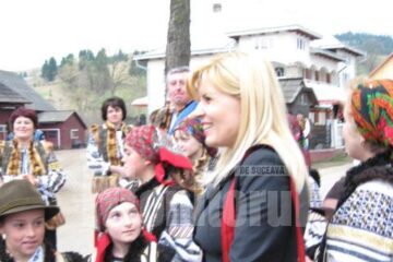 Elena Udrea a declarat că intenționează să promoveze o nouă modă, cu ii și traiste din Bucovina