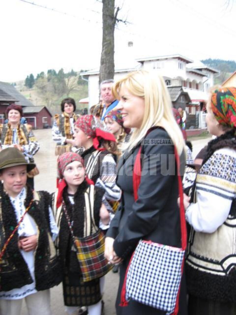 Elena Udrea a declarat că intenționează să promoveze o nouă modă, cu ii și traiste din Bucovina