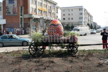 În centrul municipiului Fălticeni a fost amplasat un ou care îmbină elemente decorative tradiționale județului Suceava