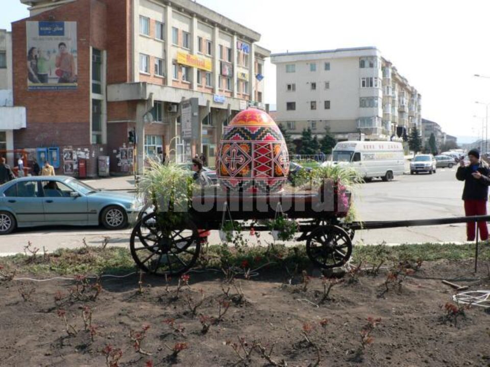 În centrul municipiului Fălticeni a fost amplasat un ou care îmbină elemente decorative tradiționale județului Suceava În centrul municipiului Fălticeni a fost amplasat un ou care îmbină elemente decorative tradiționale județului Suceava
