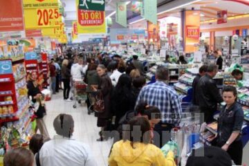 La casele de marcat din hipermarketuri cozile erau foarte mari