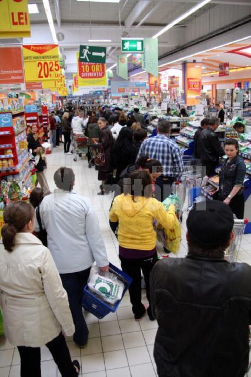 La casele de marcat din hipermarketuri cozile erau foarte mari La casele de marcat din hipermarketuri cozile erau foarte mari