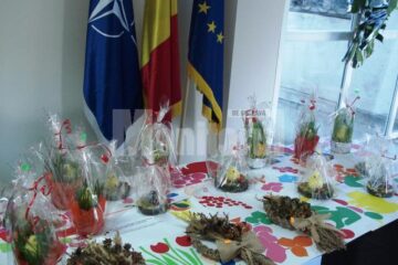 „Lumina pentru toți”: Cadouri realizate de persoane cu dizabilități, vândute pe holurile poliției