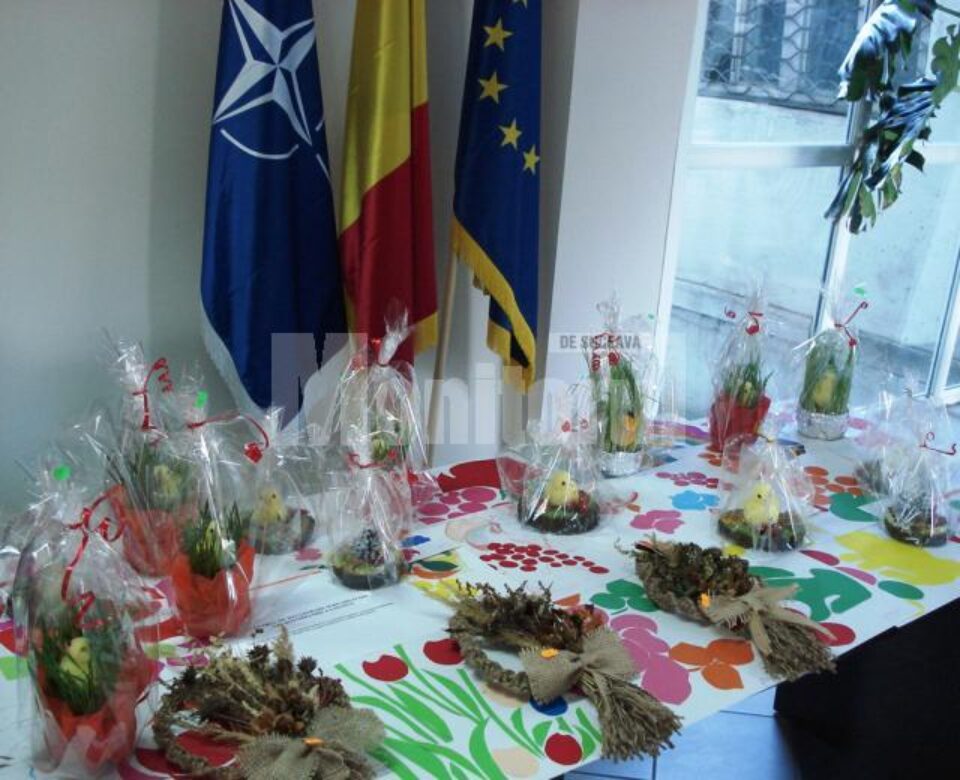 „Lumina pentru toți”: Cadouri realizate de persoane cu dizabilități, vândute pe holurile poliției „Lumina pentru toți”: Cadouri realizate de persoane cu dizabilități, vândute pe holurile poliției