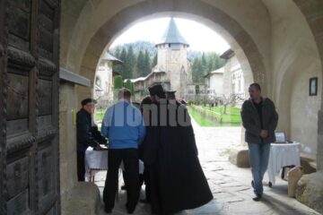 La Putna: Președintele Băsescu a refuzat să semneze împotriva pașapoartelor biometrice