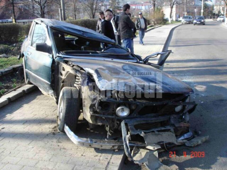 Noroc chior: Mașina praf, șoferul a scăpat fără nici o zgârietură