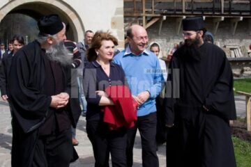 Traian Băsescu și soția sa, Maria, la Mănăstirea Putna