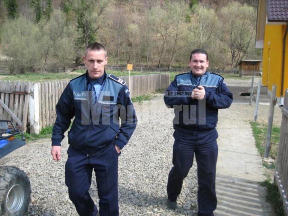 Agentul principal Marian Apostol și ajutorul său, agentul Adrian Florean