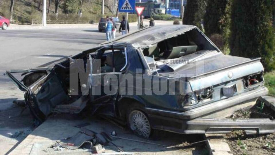 Noroc chior: Mașina praf, șoferul a scăpat fără nici o zgârietură