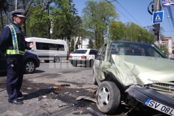 Neatenție: Accident în intersecția de la Bibliotecă, după ce o șoferiță nu a acordat prioritate