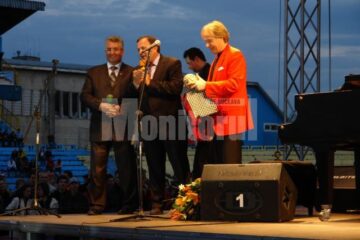 Pianistul francez a primit în dar de la Gheorghe Flutur o traistă bucovineană