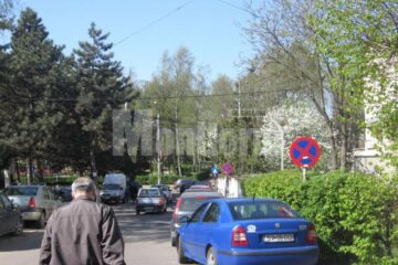 Porțiunea de drum de la ieșirea de pe strada Leca Morariu spre strada Universității, aproape blocată de mașinile parcate la întâmplare
