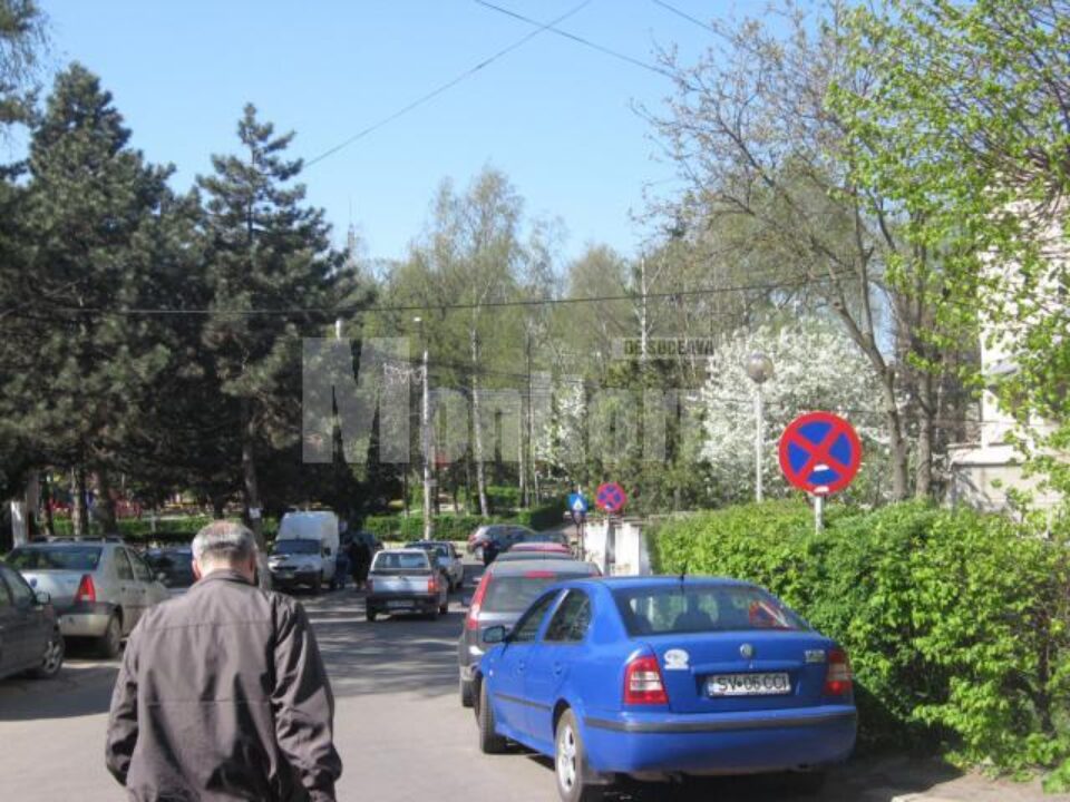 Porțiunea de drum de la ieșirea de pe strada Leca Morariu spre strada Universității, aproape blocată de mașinile parcate la întâmplare Porțiunea de drum de la ieșirea de pe strada Leca Morariu spre strada Universității, aproape blocată de mașinile parcate la întâmplare