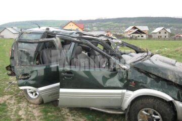 Mașina s-a răsturnat de mai multe ori pe un câmp, la ieșirea din Dărmănești