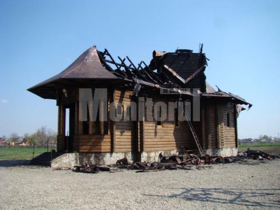 Biserica mistuită de flăcări fusese sfințită chiar în Duminica Floriilor Biserica mistuită de flăcări fusese sfințită chiar în Duminica Floriilor