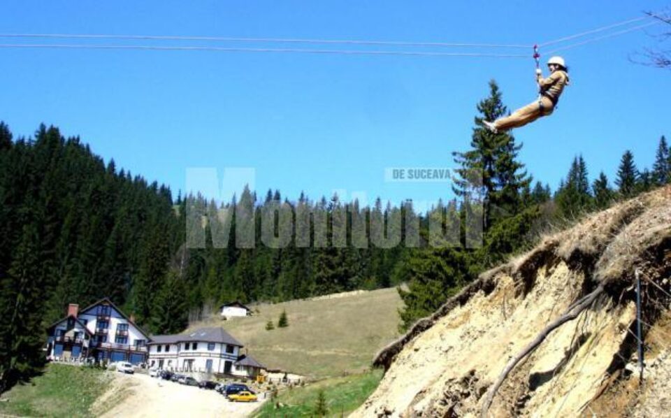 Tiroliana și rapelul se află printre activitățile ce pot fi practicate la Vatra Dornei